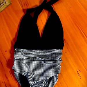 Size small one piece super cute swimsuit. Ordered from Cupshe